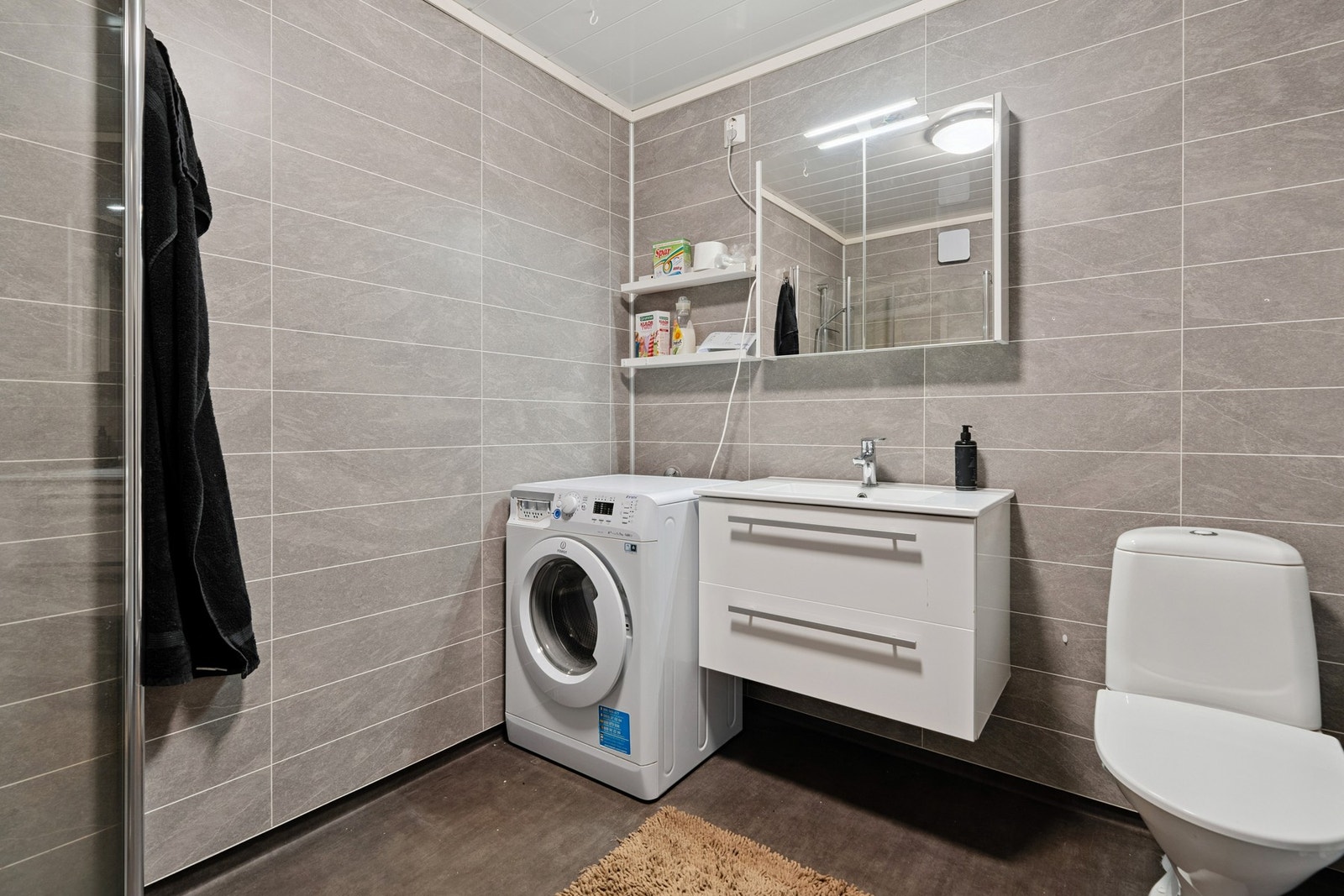 Bad oppgradert i 2021. Badet har gulvbelegg med gulvvarme, våtromsplater på vegg og fabrikkmalt panel i tak Galleribilde