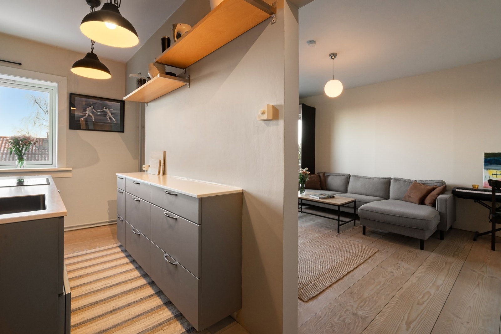 Kjøkkenet er sosialt orientert men samtidig skjermet fra stuen Galleribilde