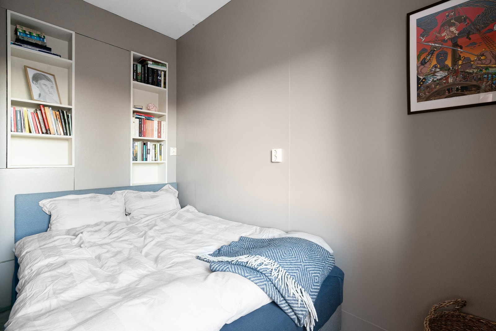 Sovealkoven ligger skjermet bak kjøkkenet med plassbygget skyvedør som enkelt kan lukkes og man har et "soverom" og luftemulighet Galleribilde