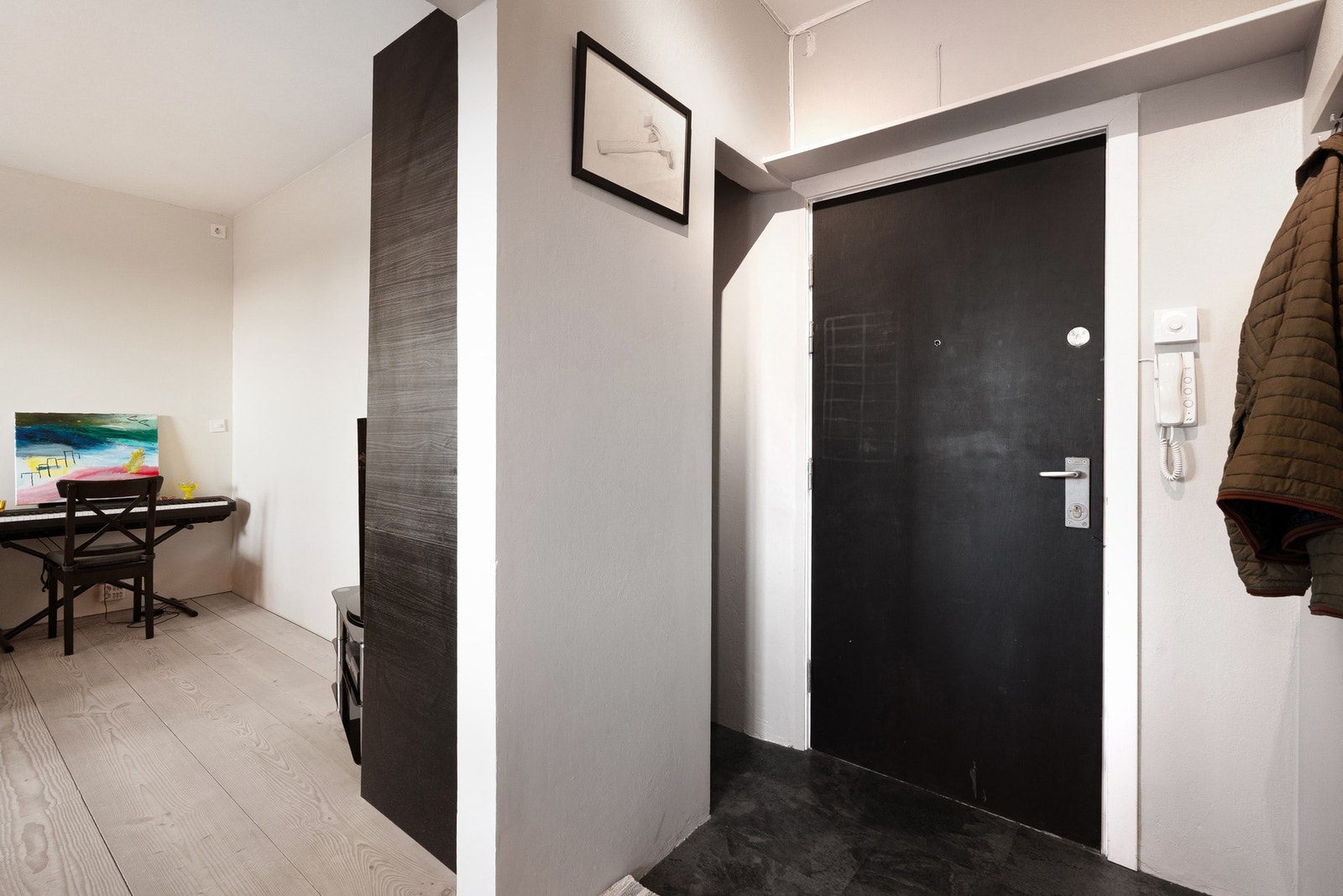 Entréen tar deg vel i mot og byr på knaggerekke og plass til yttertøy og sko i egen garderobenisje til høyre Galleribilde