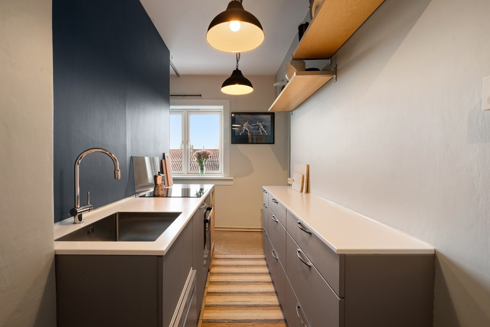 Delikat kjøkken med integrerte hvitevarer og gode arbeidsvilkår med god skap- og benkeplass Galleribilde