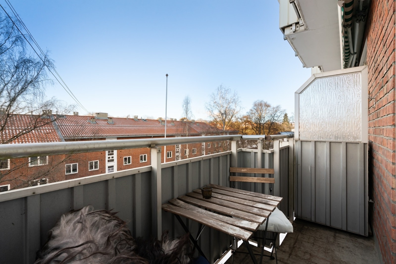 Stor balkong med hyggelig utsyn over nærområdet og gode solforhold Galleribilde