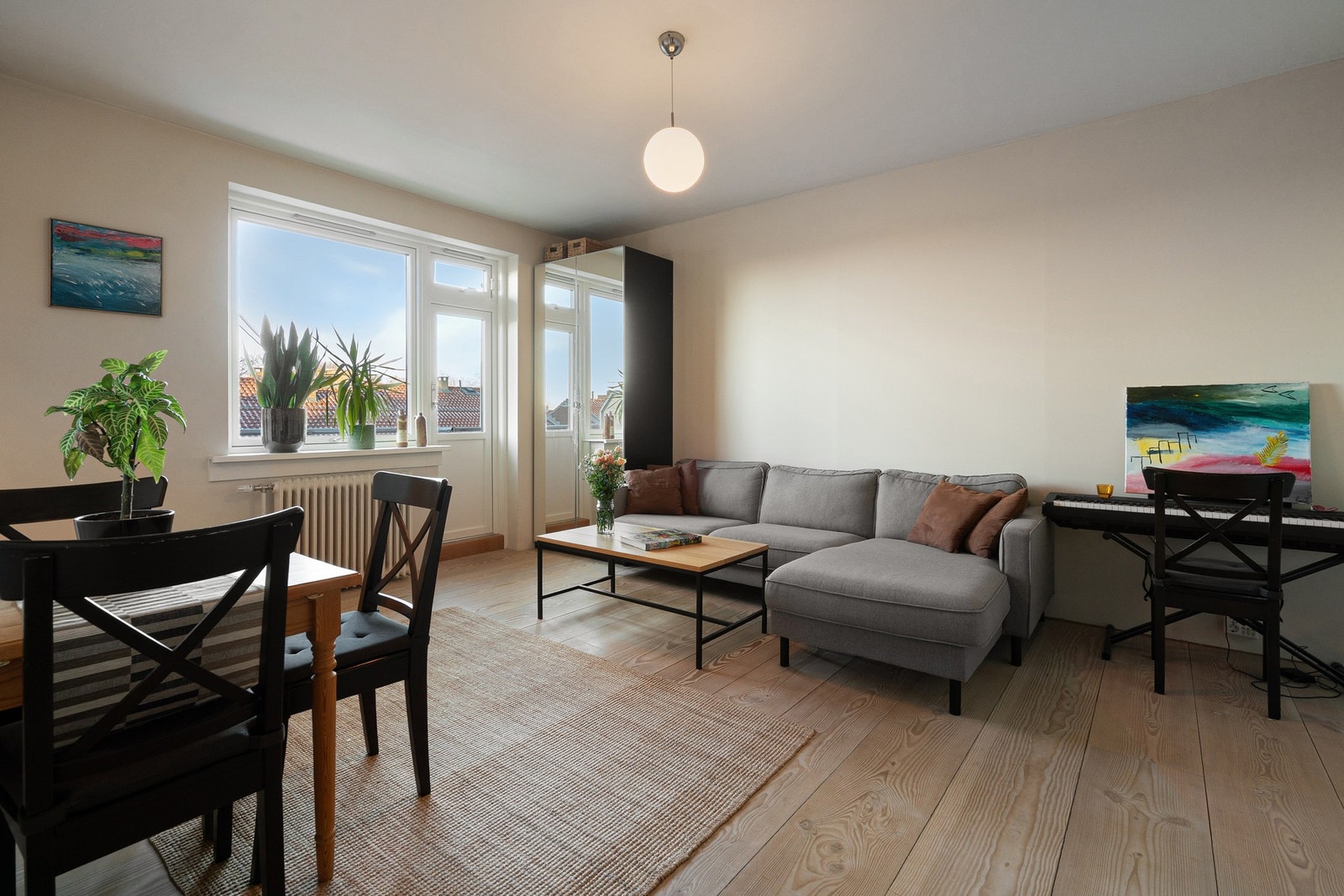 Velkommen til Ringgata 4A - En lys, tiltalende og meget delikat 1(2) roms leilighet med balkong i 4. etasje. Attraktiv beliggenhet i rolige omgivelser men fortsatt supersentralt på Tøyen. Galleribilde