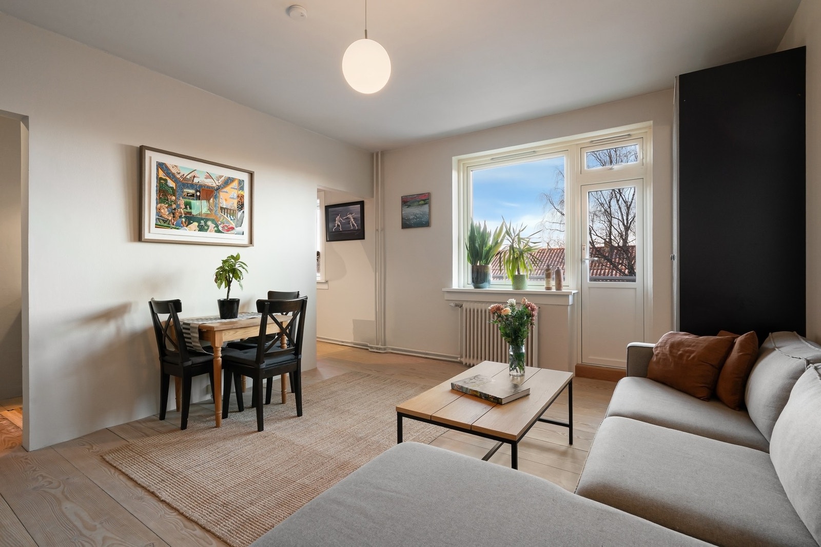 Stor stue med spiseplass og fortsatt god plass til loungesofa. Boligen har god takhøyde og nydelige heltregulv i bred enstavsutforming Galleribilde