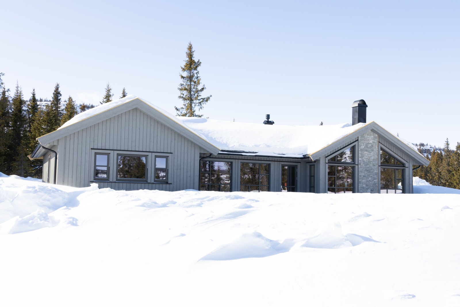 Bilde av ferdig bygget hytte for kunde, her i en speilvendt versjon. Galleribilde