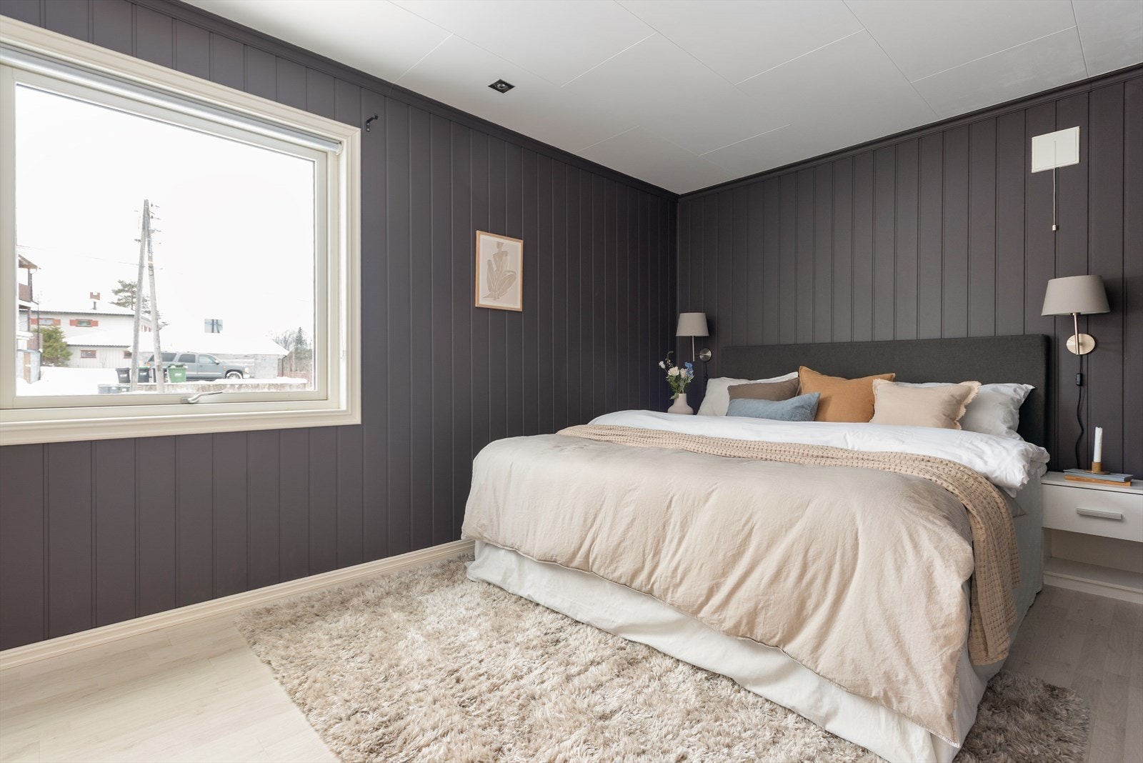 Hovedsoverommet er romslig med mørke, malte panelvegger. Galleribilde