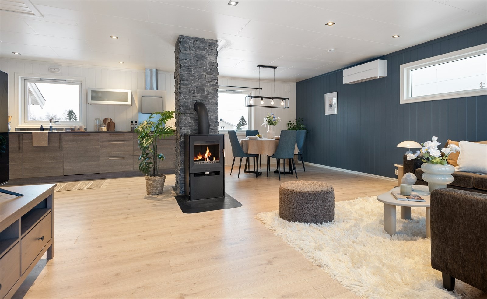 Åpen løsning mellom stue og kjøkken gir en god romfølelse. Galleribilde