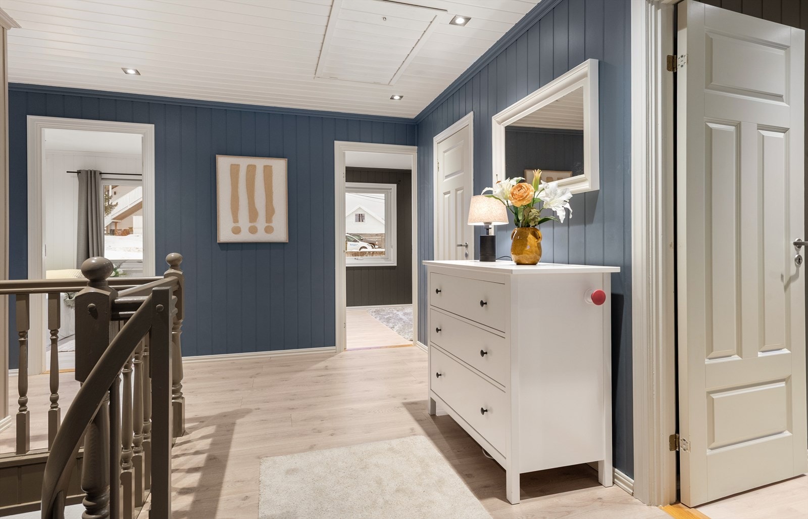 Den malte tretrappen leder ned til underetasjen. Galleribilde