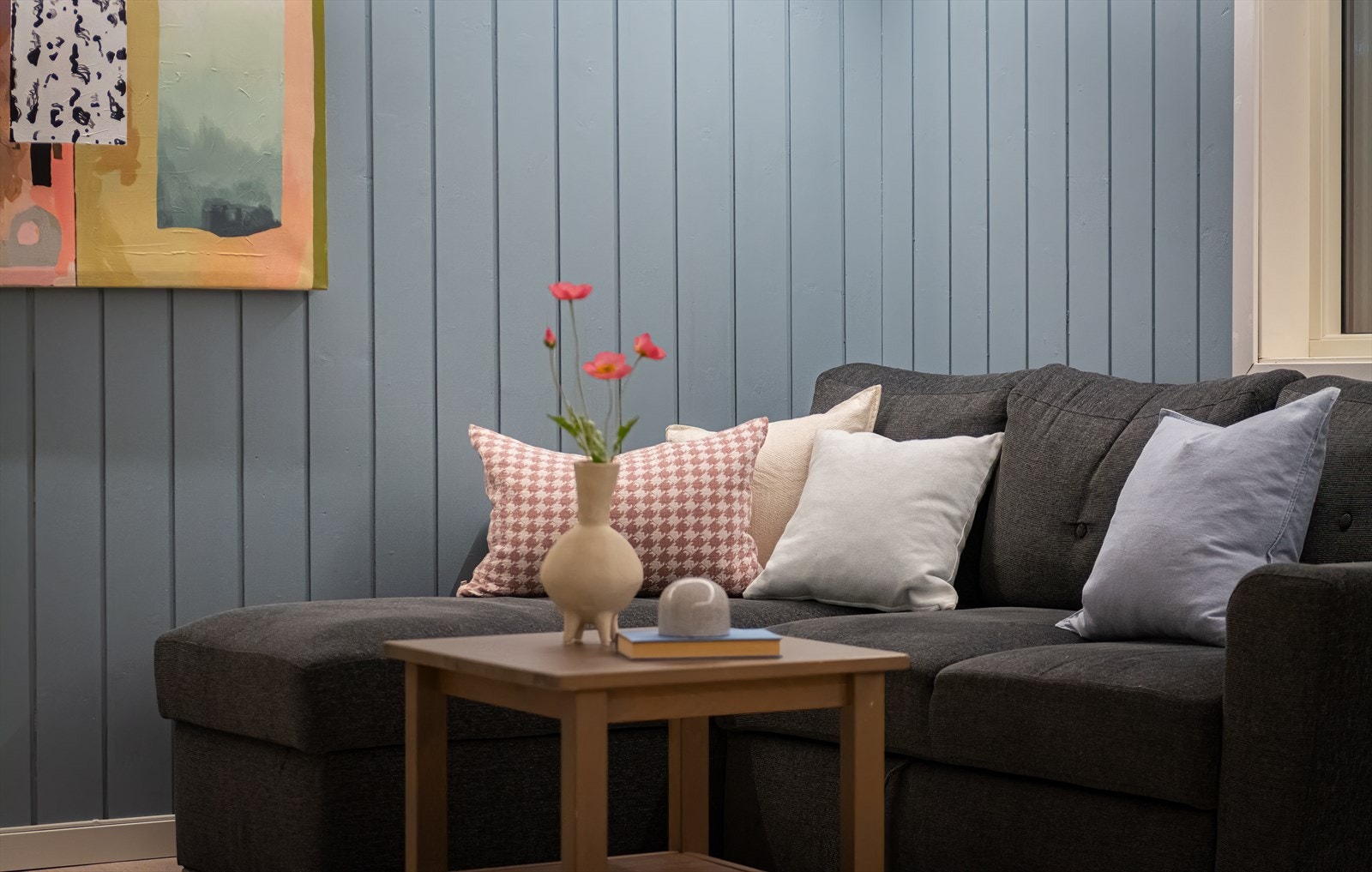 Detalj fra sofakroken i kjellerstuen. Galleribilde