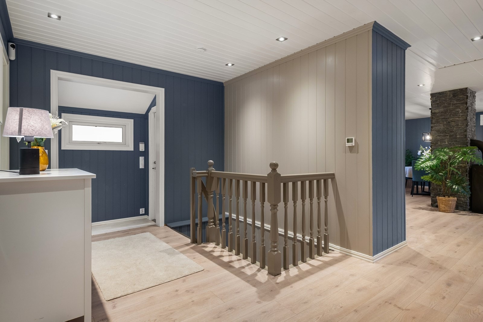 Fra den møblerbare hallen er det adkomst til alle rommene i etasjen. Galleribilde