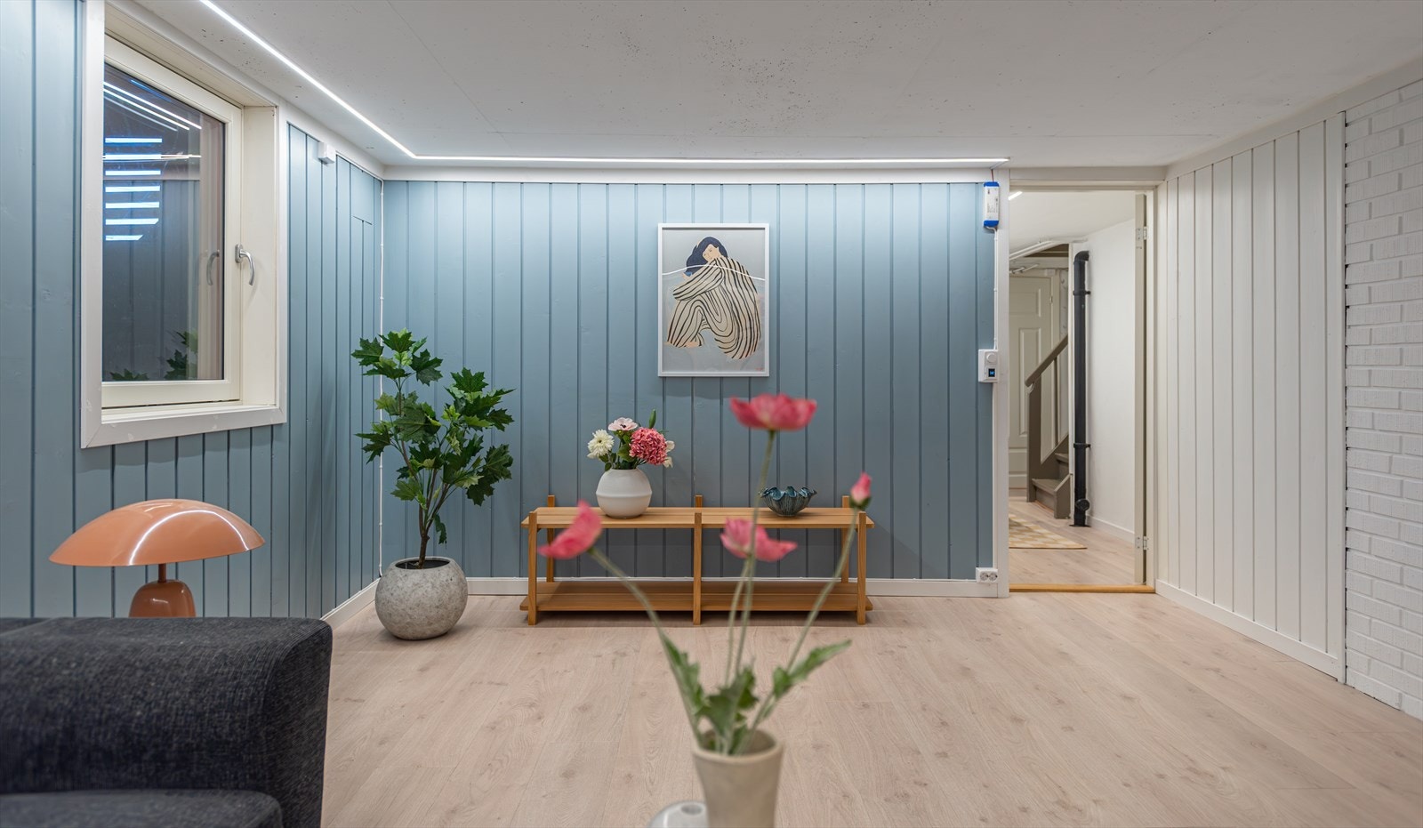 Rommet er innredet med laminatgulv og panel på veggene. Galleribilde