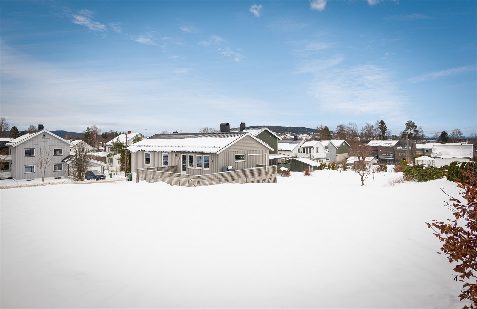 Eneboligen ligger fint til i et etablert og rolig nabolag på Skedsmokorset. Galleribilde
