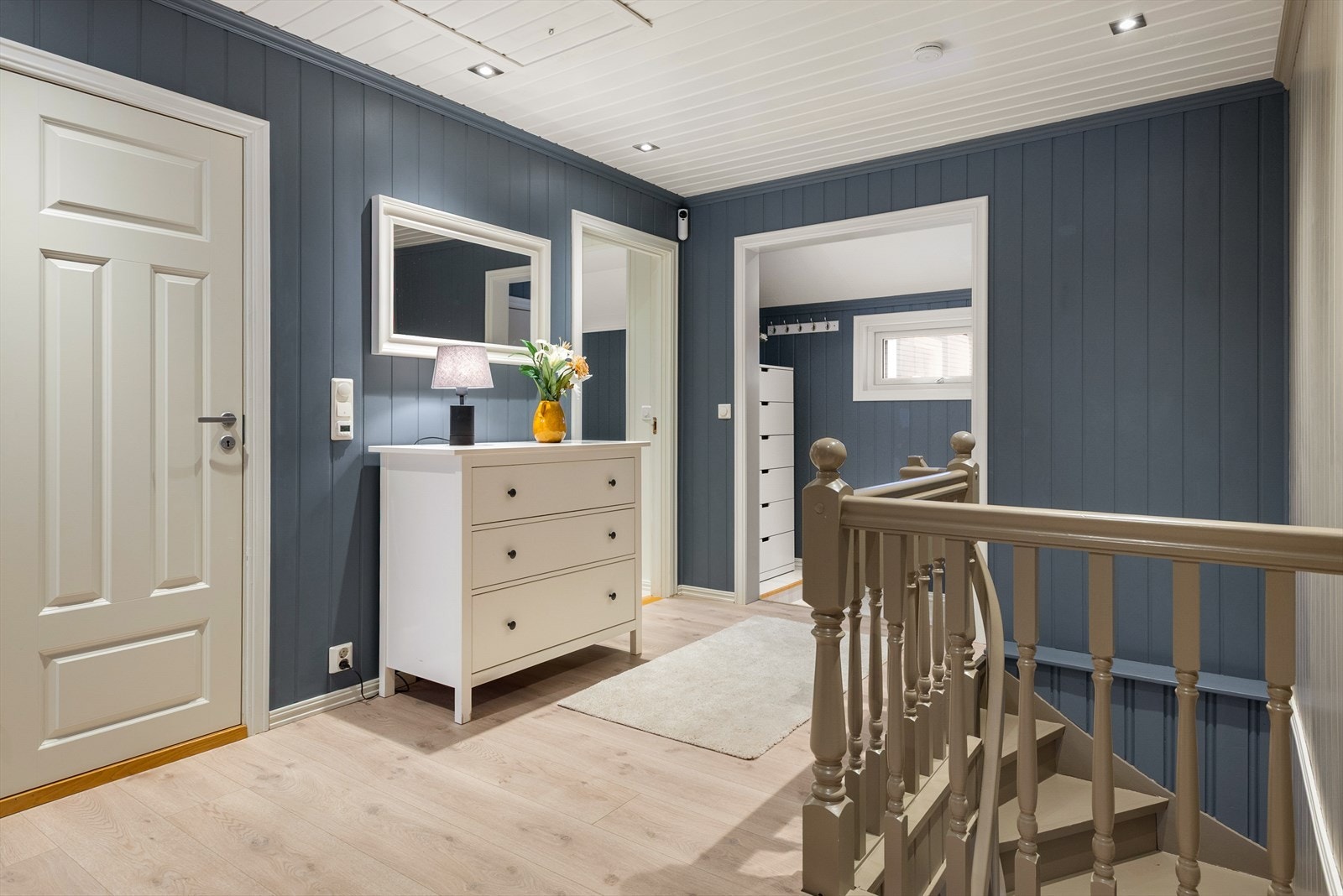 Hallen binder sammen soveromsavdelingen og oppholdsrommene. Galleribilde