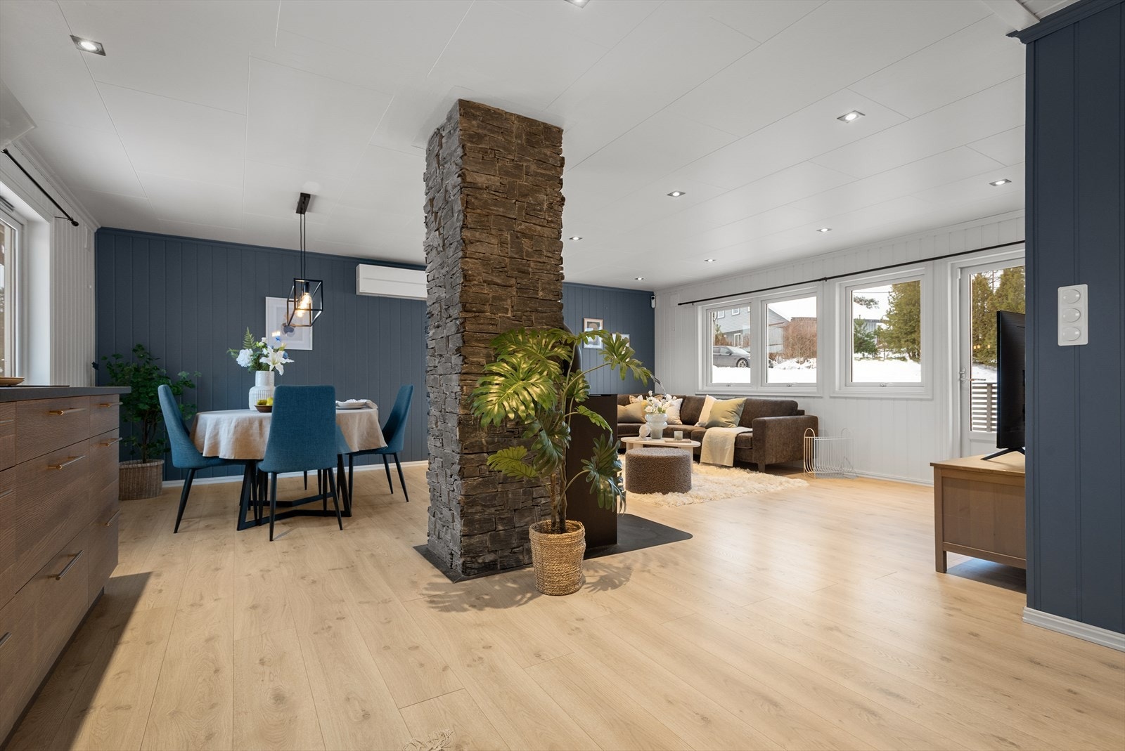 Det sosiale allrommet kombinerer stue og kjøkken, og er et naturlig samlingspunkt. Galleribilde