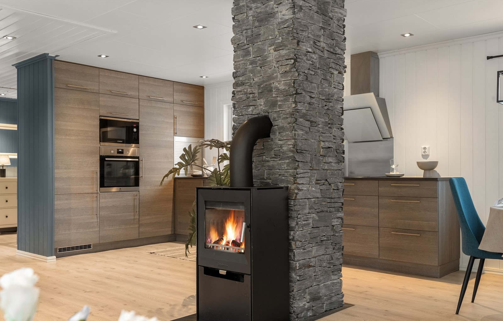 Den forblendede pipen i teglstein er et markant element i rommet. Galleribilde