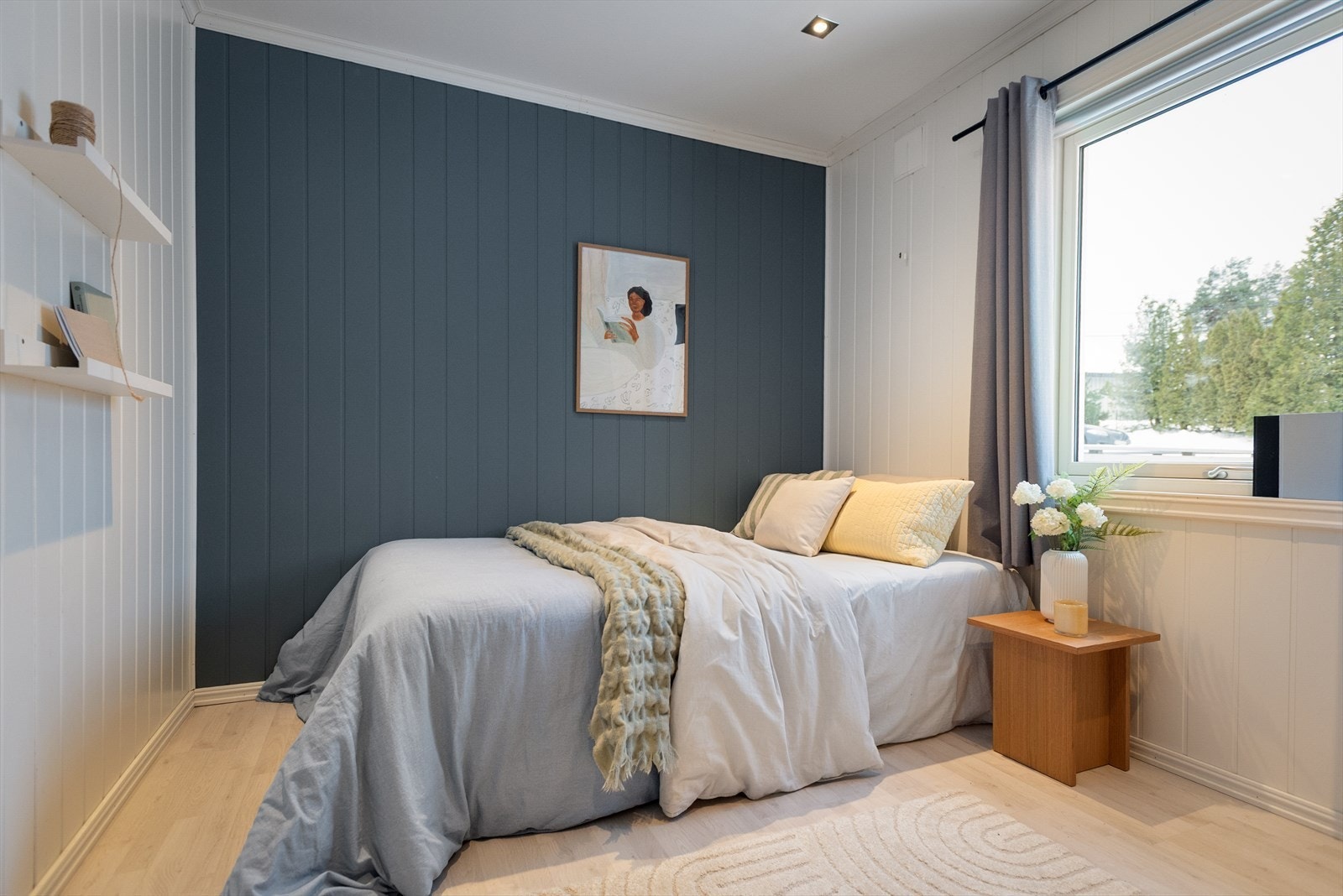 Rommet har en kombinasjon av hvitt og mørkt malt panel. Galleribilde