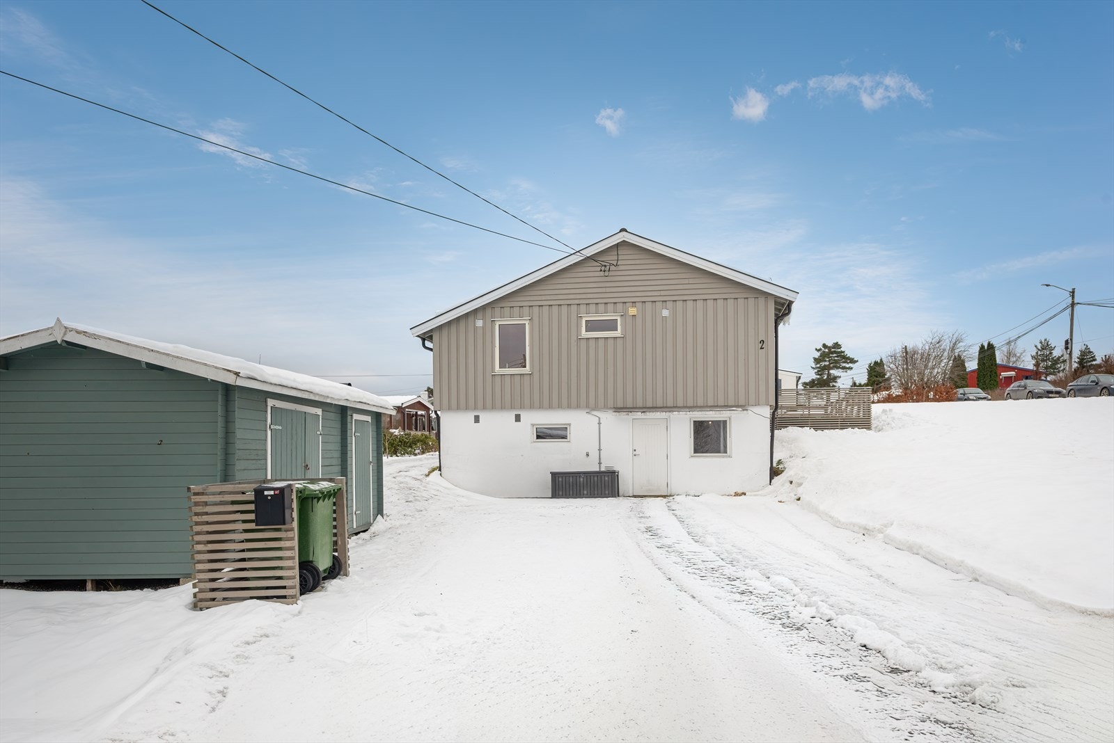 Eiendommen inkluderer en frittstående bod på 14 m² for ekstra lagring. Galleribilde