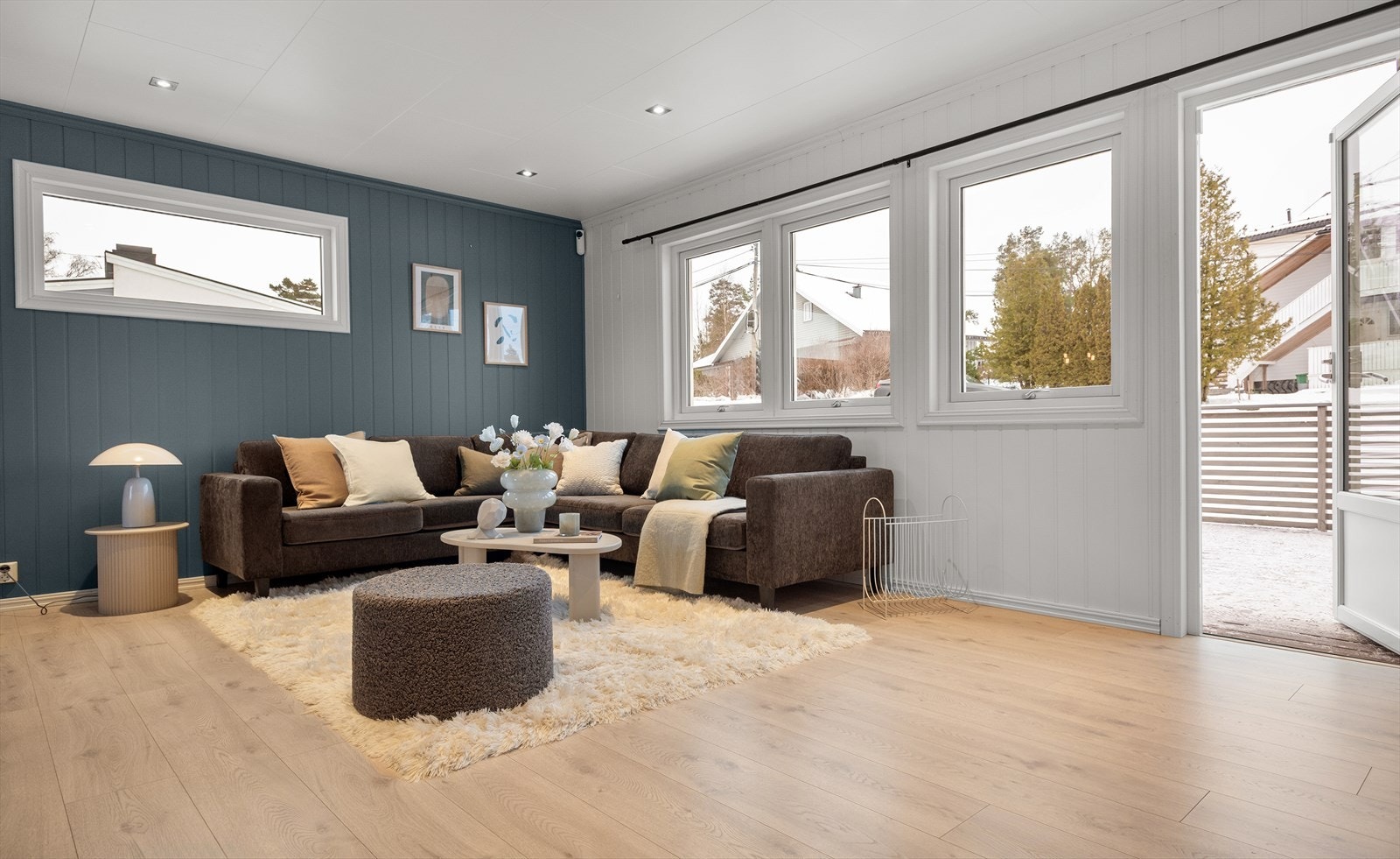 Stuen har direkte utgang til terrassen, som utvider oppholdsarealet på sommerstid. Galleribilde