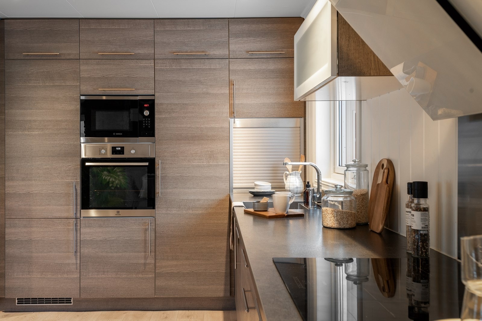 Integrerte hvitevarer som stekeovn, mikrobølgeovn og oppvaskmaskin medfølger. Galleribilde