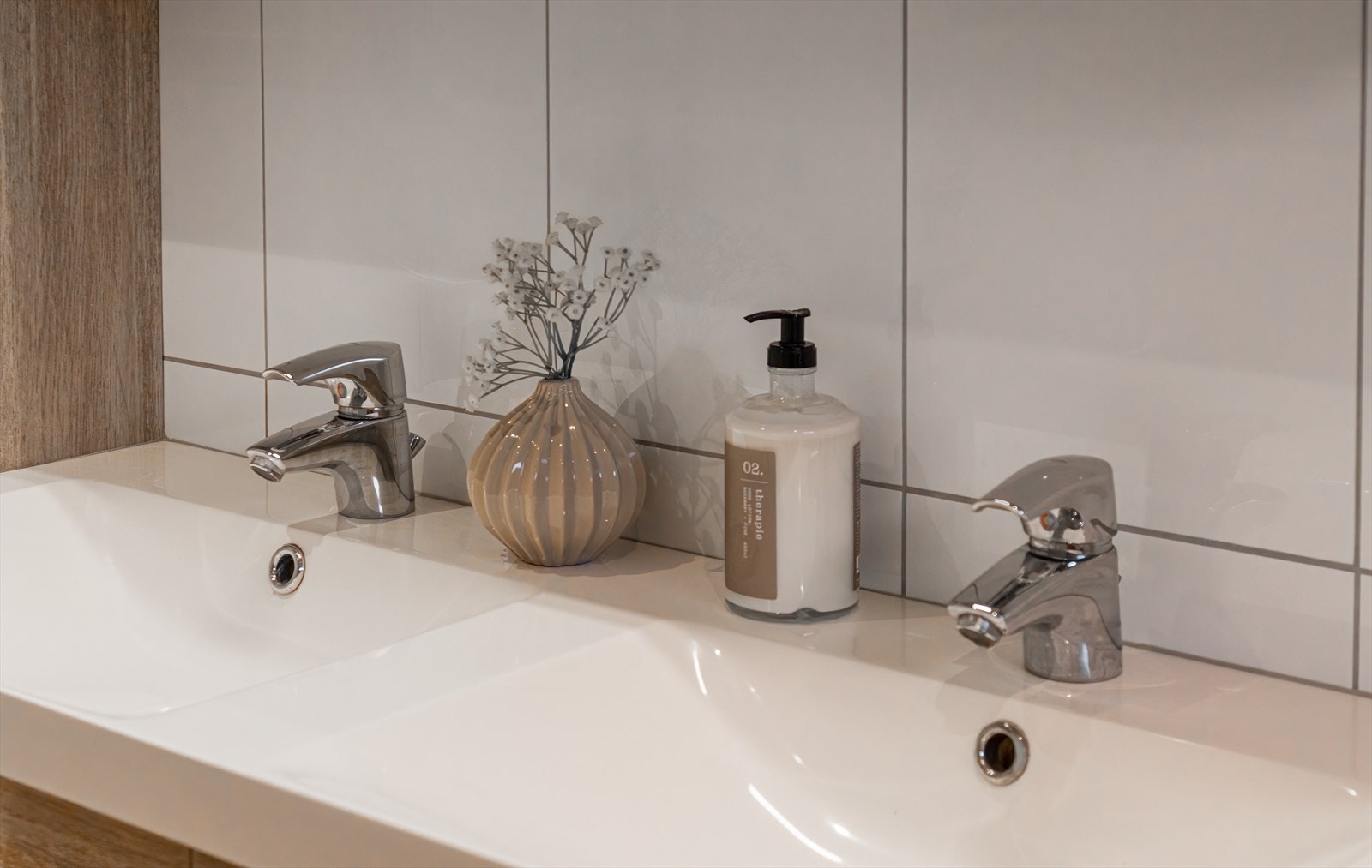 Servantinnredningen har ettgreps blandebatterier. Galleribilde