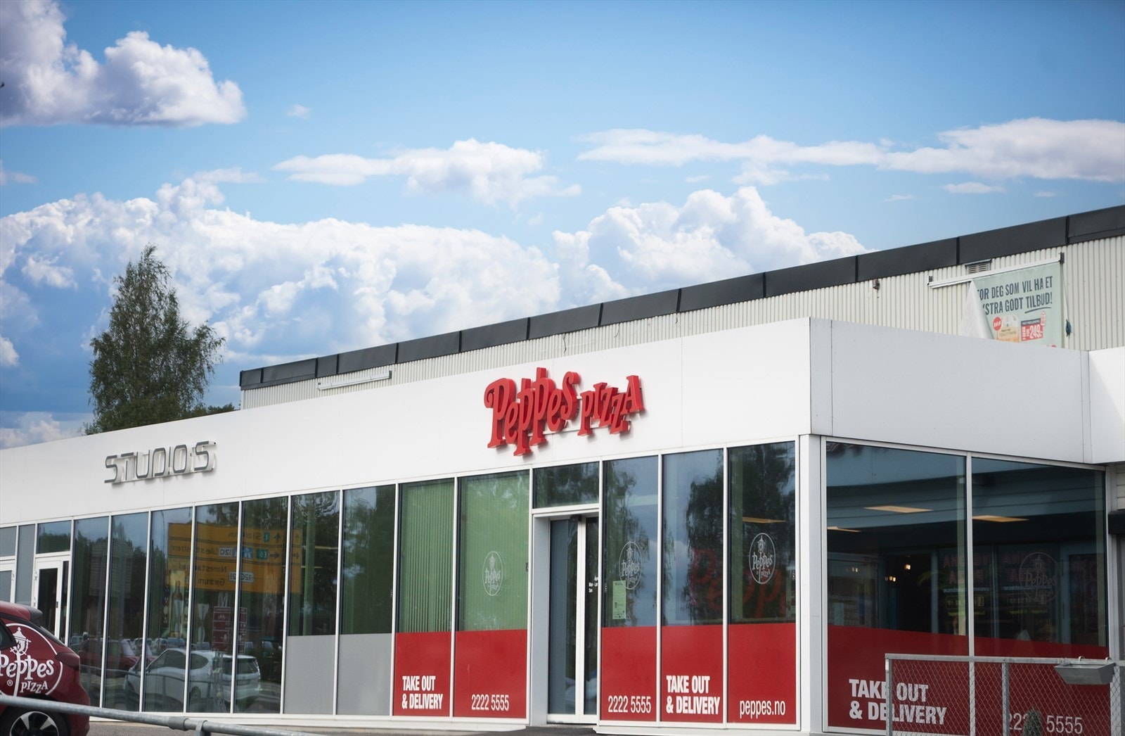 Nærområdet byr på flere servicetilbud, inkludert restauranter og treningssentre. Galleribilde