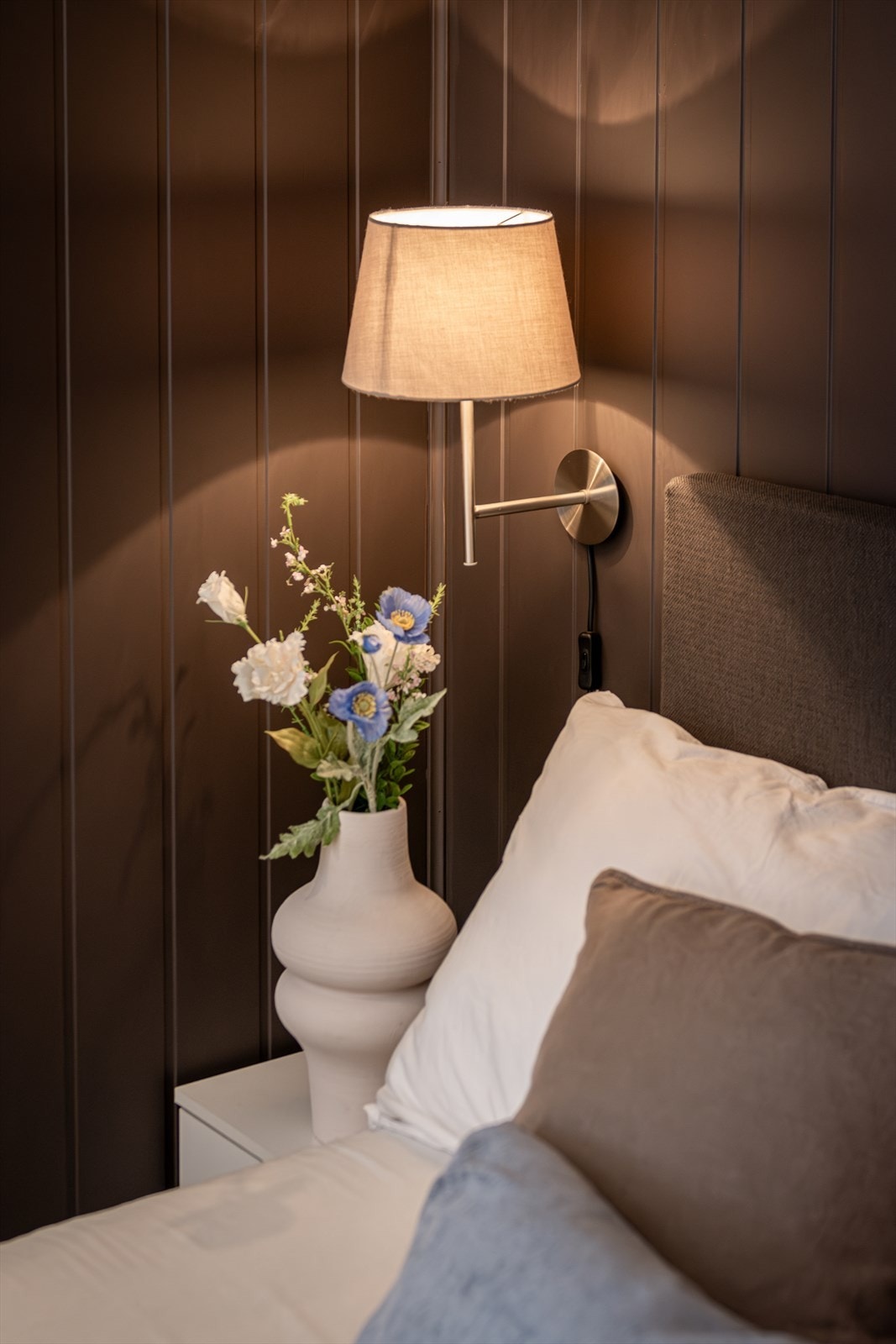 Detalj fra hovedsoverommet med veggmontert belysning. Galleribilde