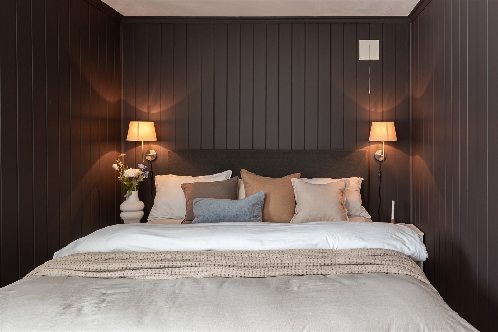 God plass til dobbeltseng og nattbord på hovedsoverommet. Galleribilde