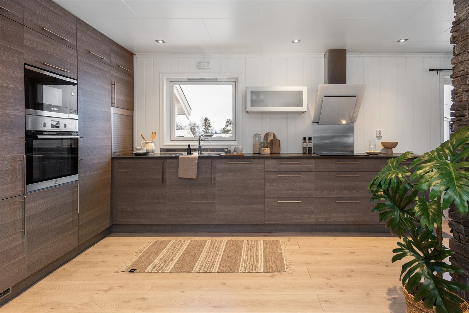 Innredningen har glatte fronter og rikelig med skap- og benkeplass. Galleribilde