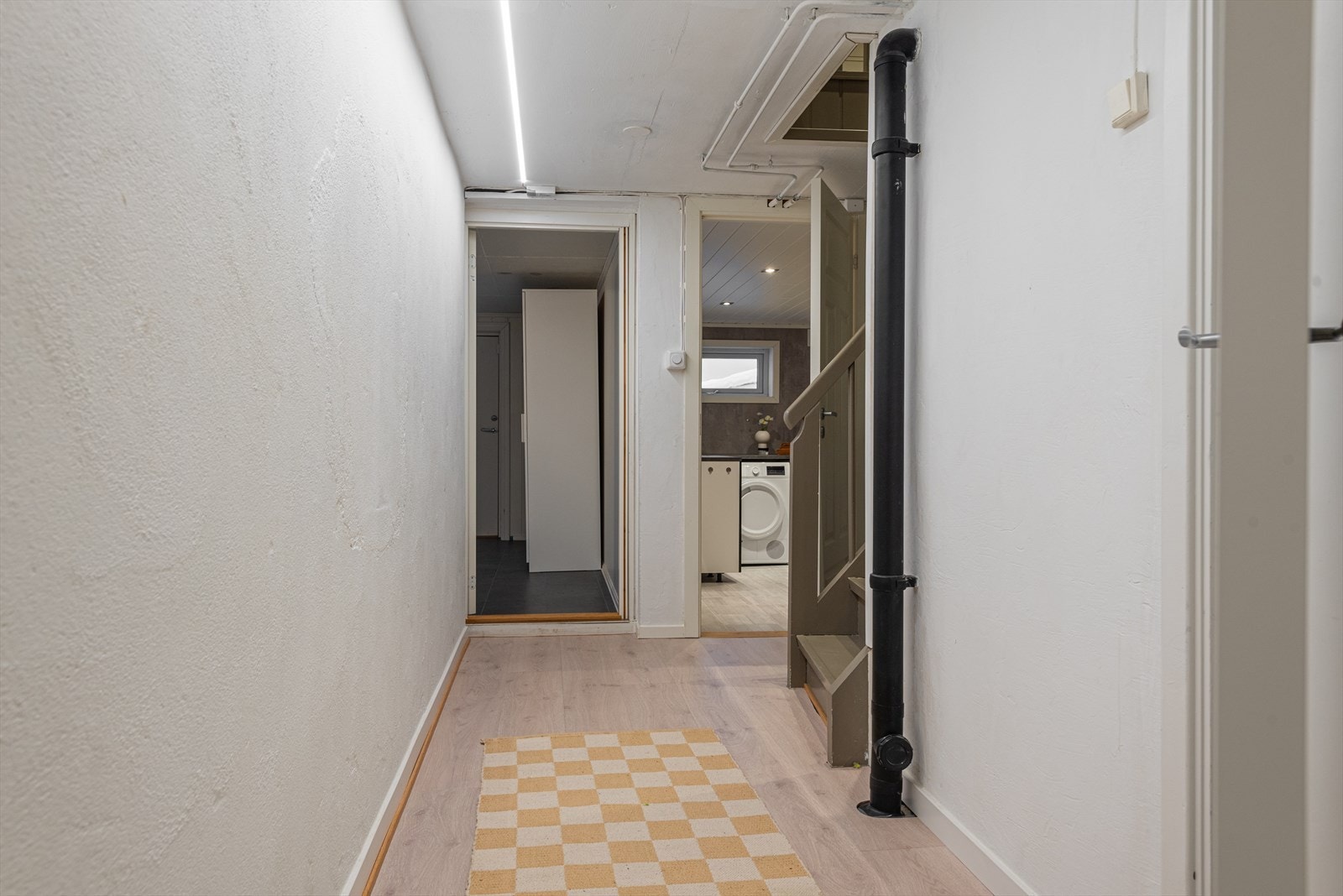 Trapperommet i kjelleren gir adkomst til alle rommene i etasjen. Galleribilde