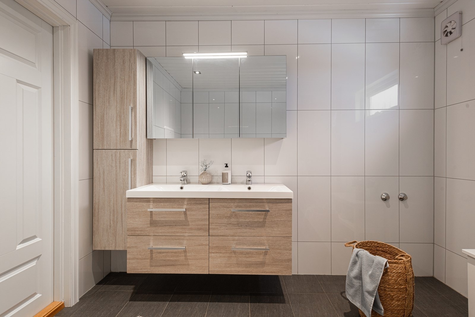 Praktisk innredning med doble servanter og godt med oppbevaring i speilskap. Galleribilde