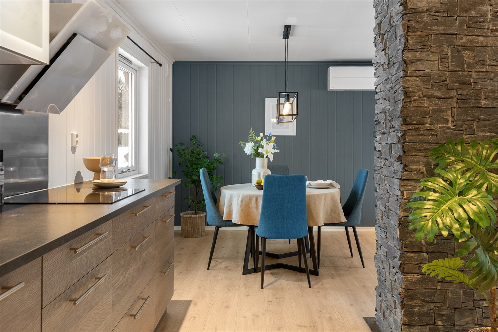 Kjøkkenet er praktisk utformet med god arbeidsflyt. Galleribilde