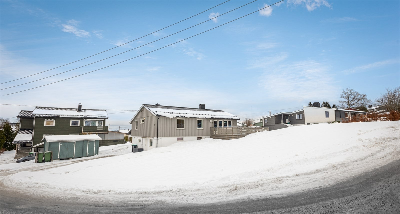 Nabolaget er beskrevet som barnevennlig, med kort vei til buss, skole og barnehage. Galleribilde