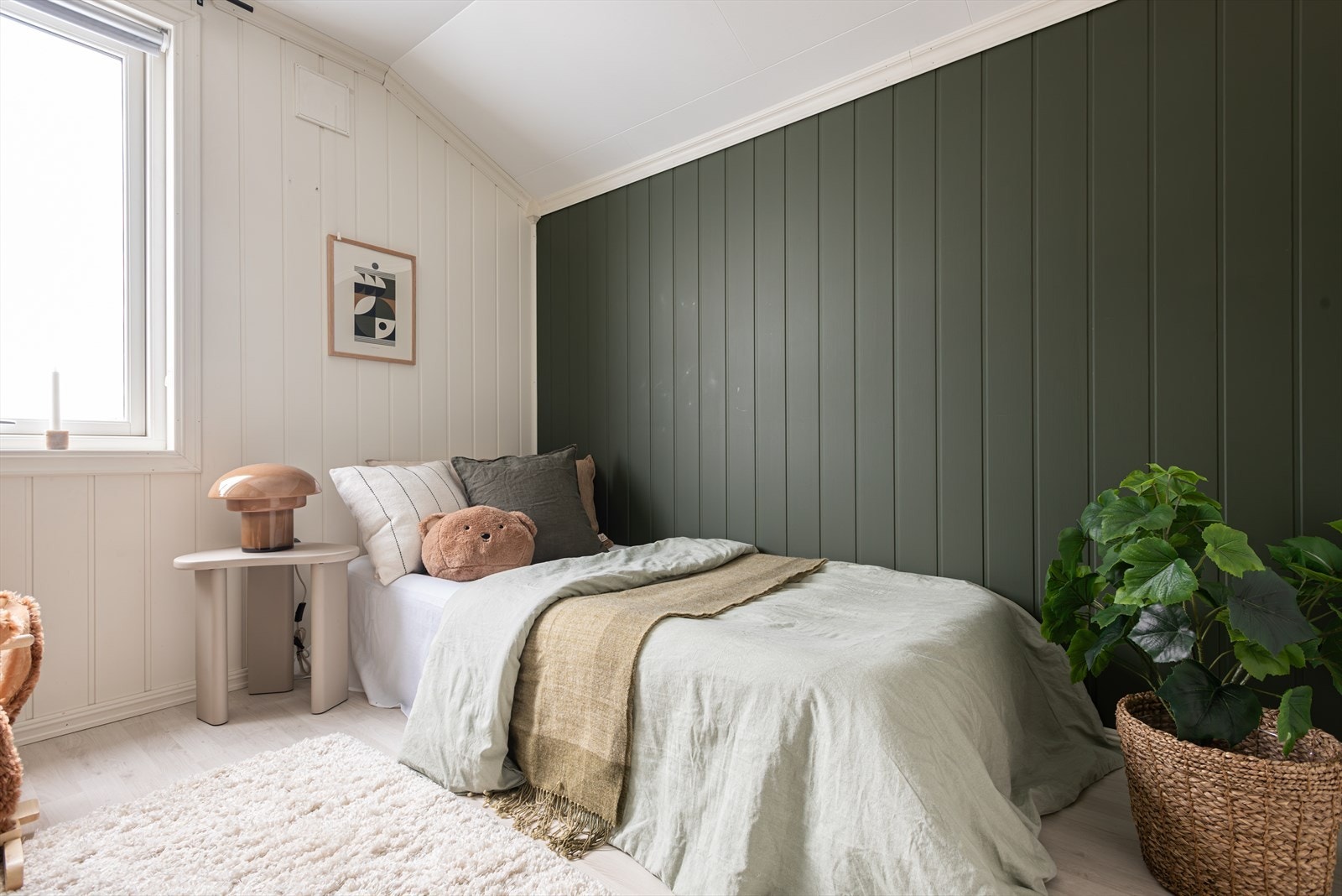 Også dette rommet har en kombinasjon av lyse og mørke panelvegger. Galleribilde