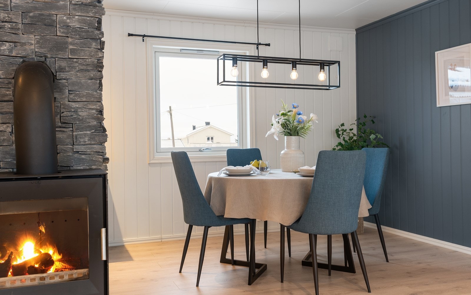 Spisebordet er plassert i nærheten av peisovnen. Galleribilde