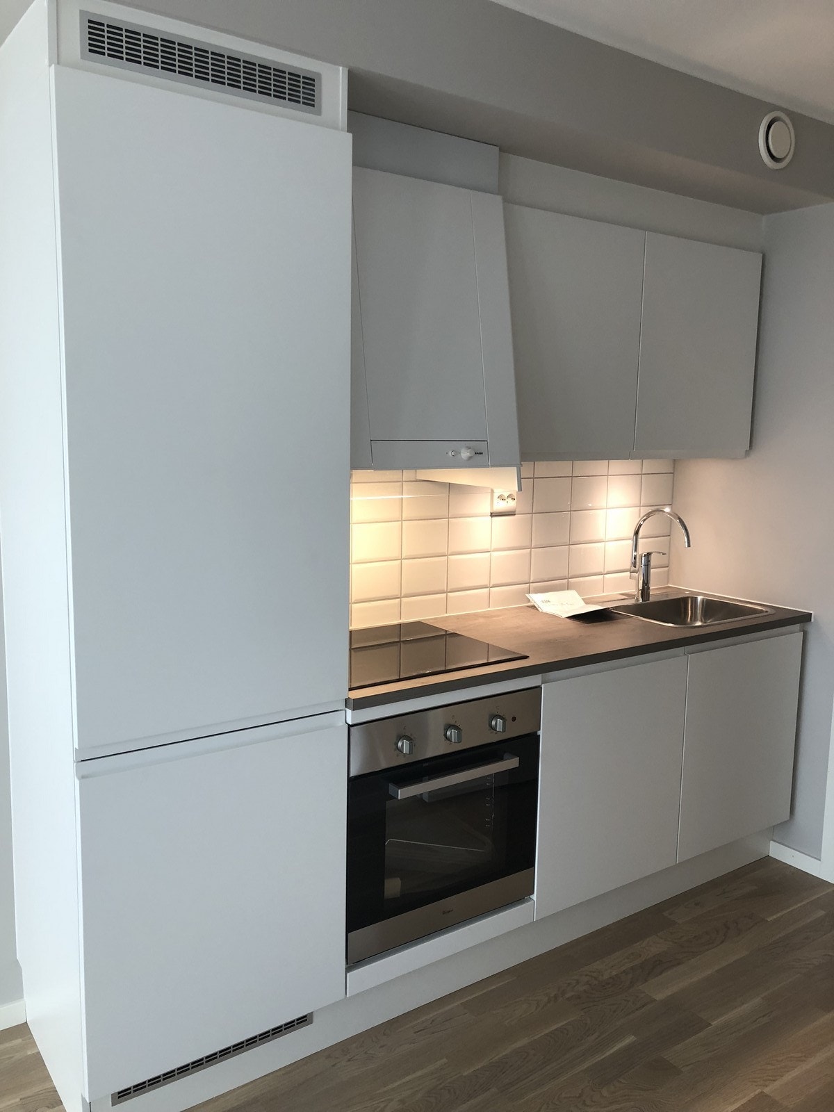 Kjøkken med integrerte hvitevarer Galleribilde