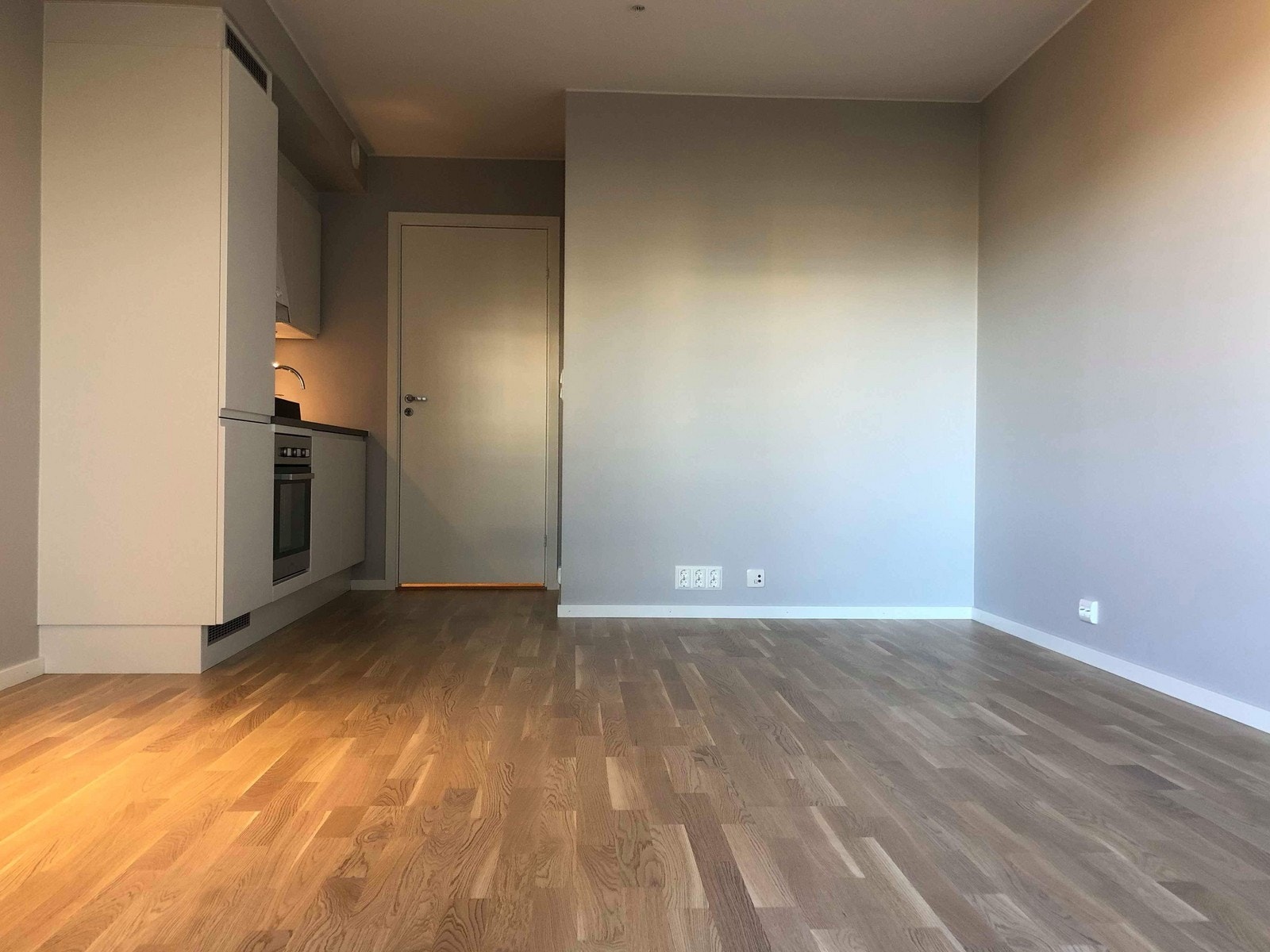 Oppholdsrom med åpen kjøkkenløsning Galleribilde