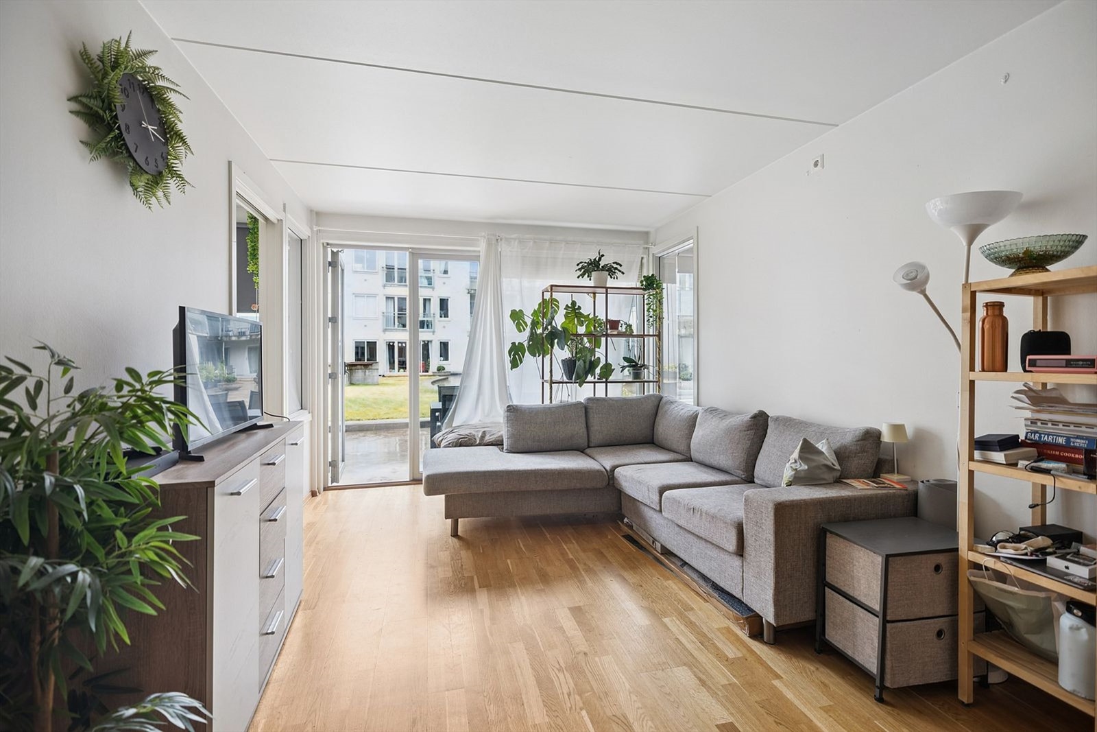 Stor og lys stue med smart planløsning og moderne utførelse. Fra stuen er det utgang til balkongen. Galleribilde