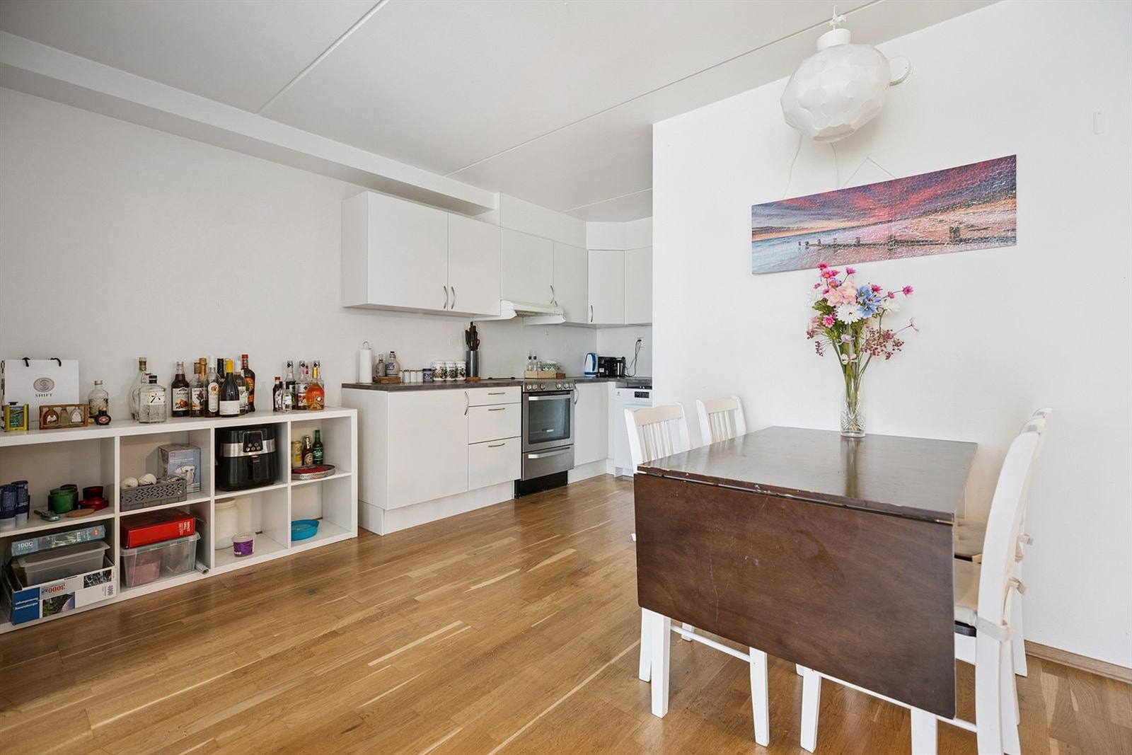 Kjøkkenet har god plass til spisegruppe. Galleribilde