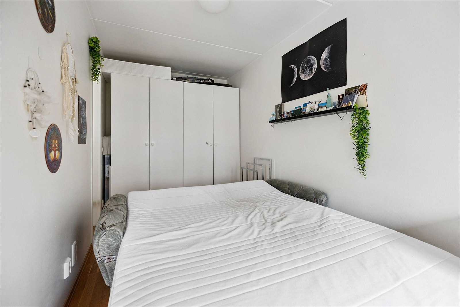 Soverom nr. 1 har god plass til dobbelt seng. Stort garderobeskap medfølger. Galleribilde