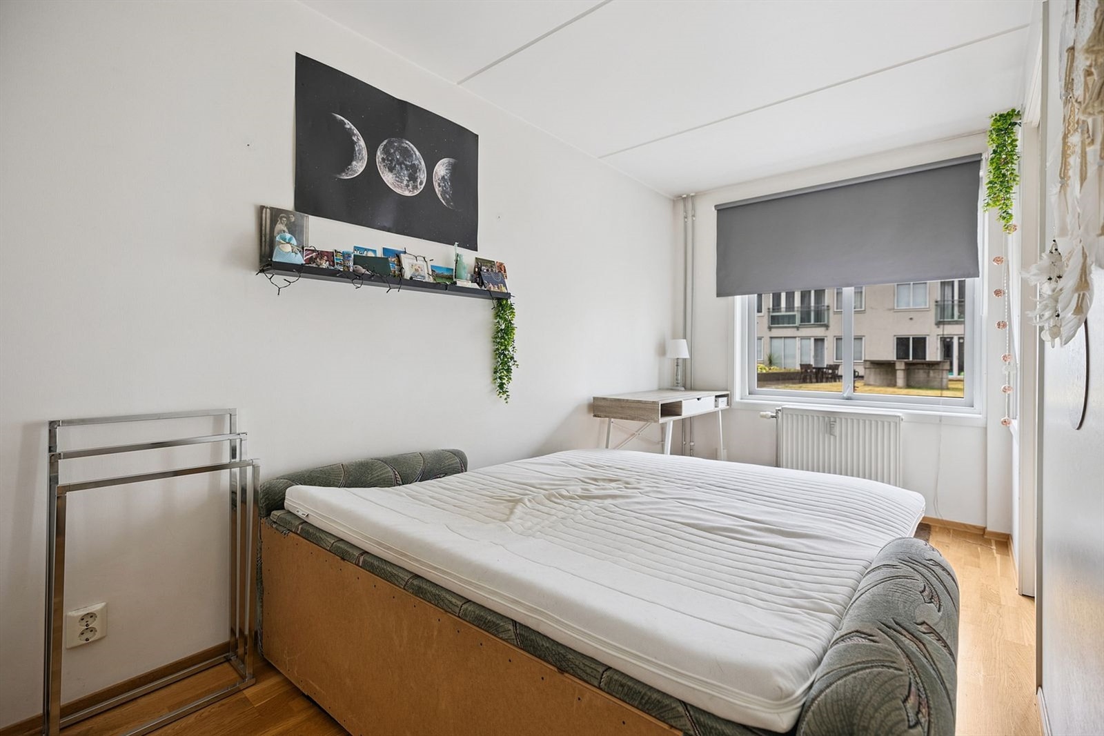 Soverom nr.1 har rikelig med naturlig lys fra det store vinduet. Galleribilde