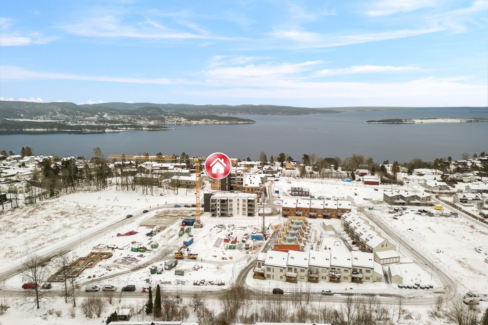 Toppleiligheten har en svært attraktiv beliggenhet med kort vei til både natur- og byliv. Her bor du sentralt med enkel adkomst til E18 og gode togforbindelser via den moderne stasjonen i Holmestrand. Galleribilde