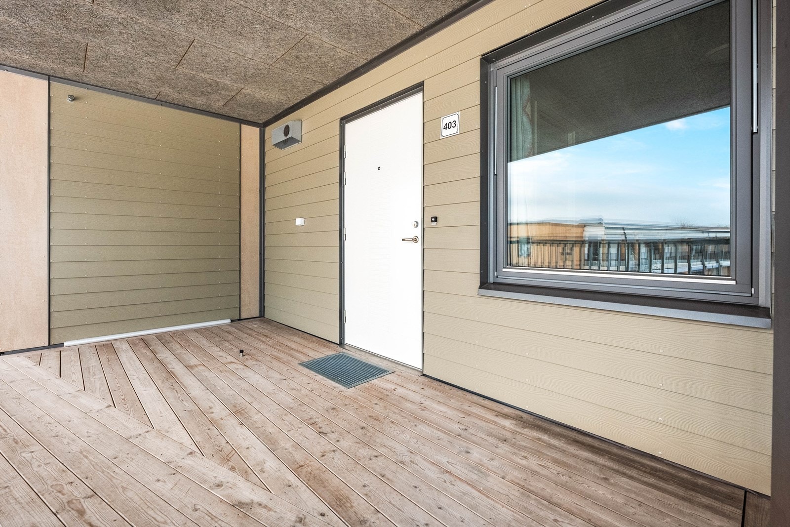 Private, skjermede uteareal på begge sider av leiligheten. Det er god plass til ønsket møblement ved inngangspartiet. Galleribilde