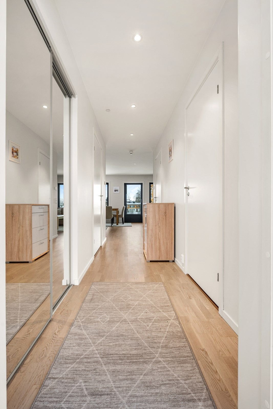 Praktisk skyvedørsgarderobe for oppbevaring av yttertøy sørger for en ryddig entré. Galleribilde