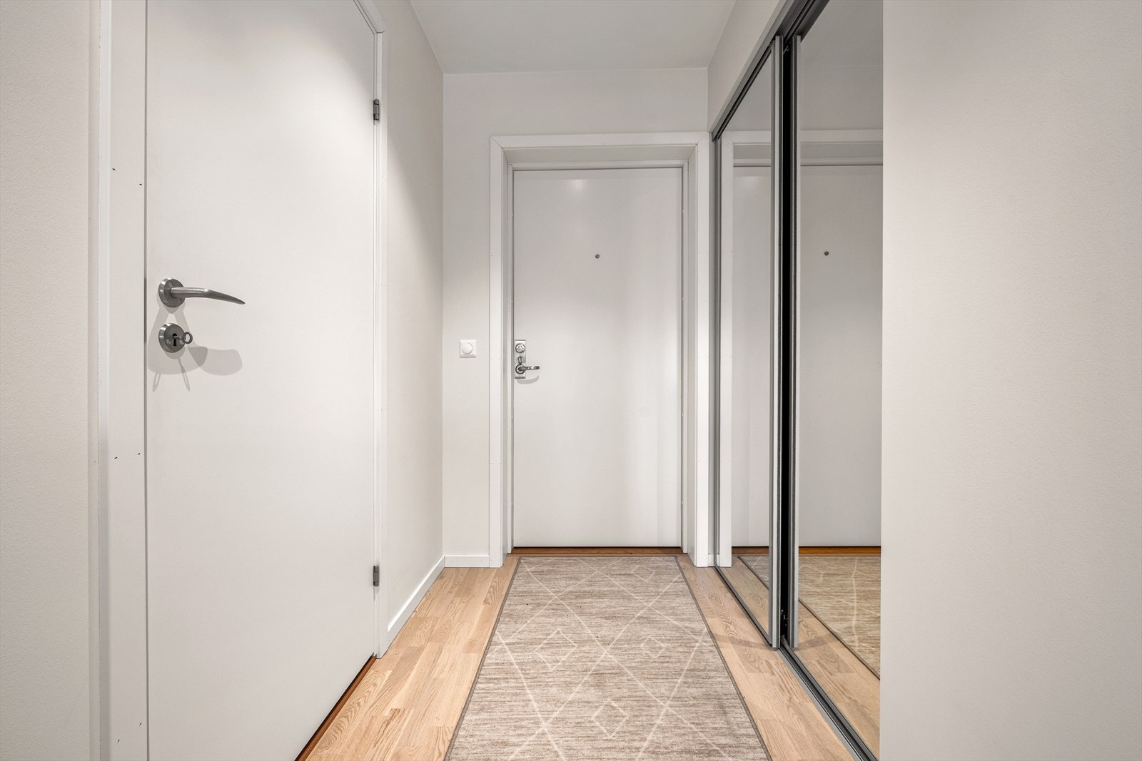 Lys entré ønsker velkommen inn. Galleribilde