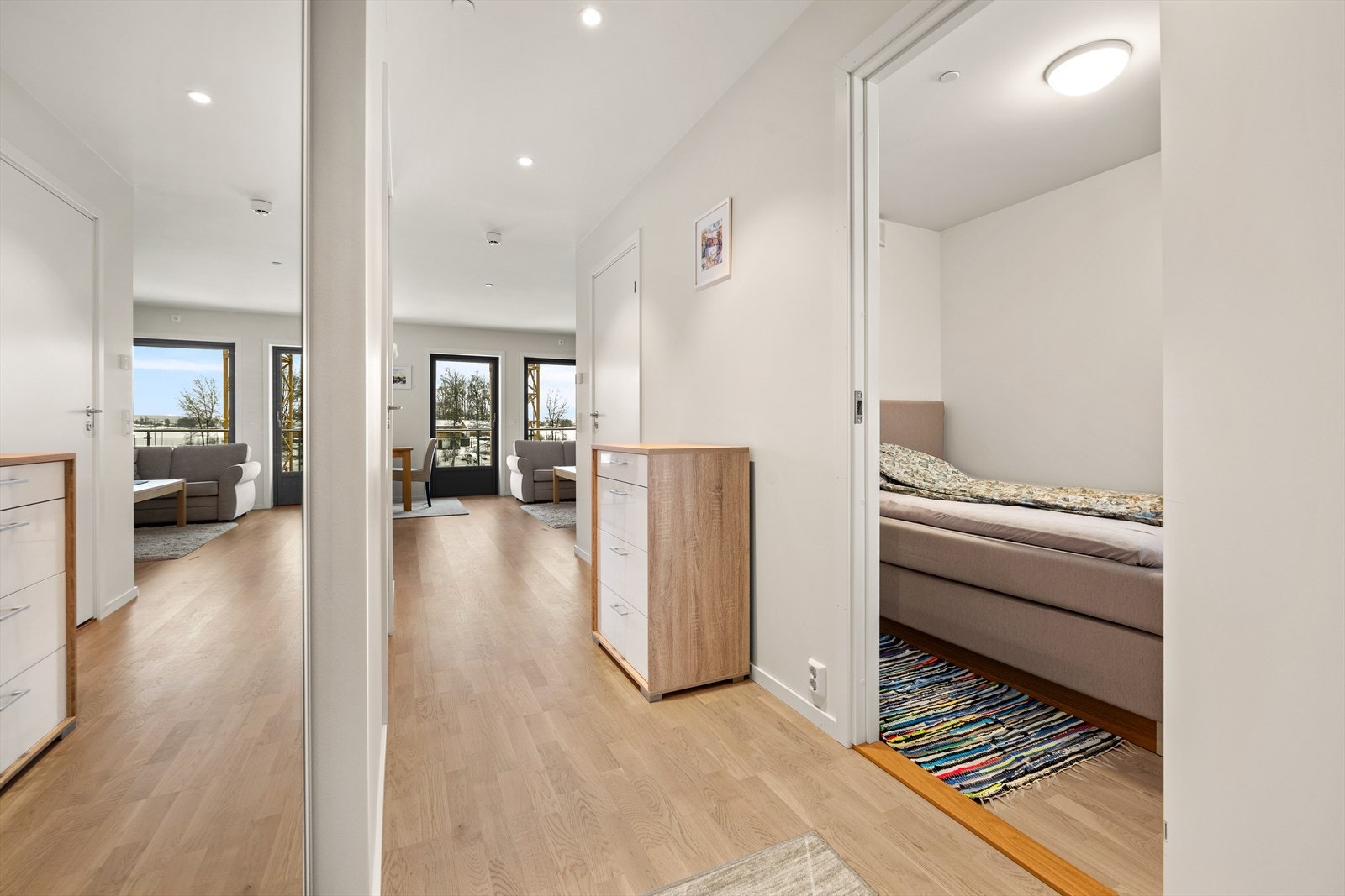 Adkomst til soverommet fra entréen. Galleribilde