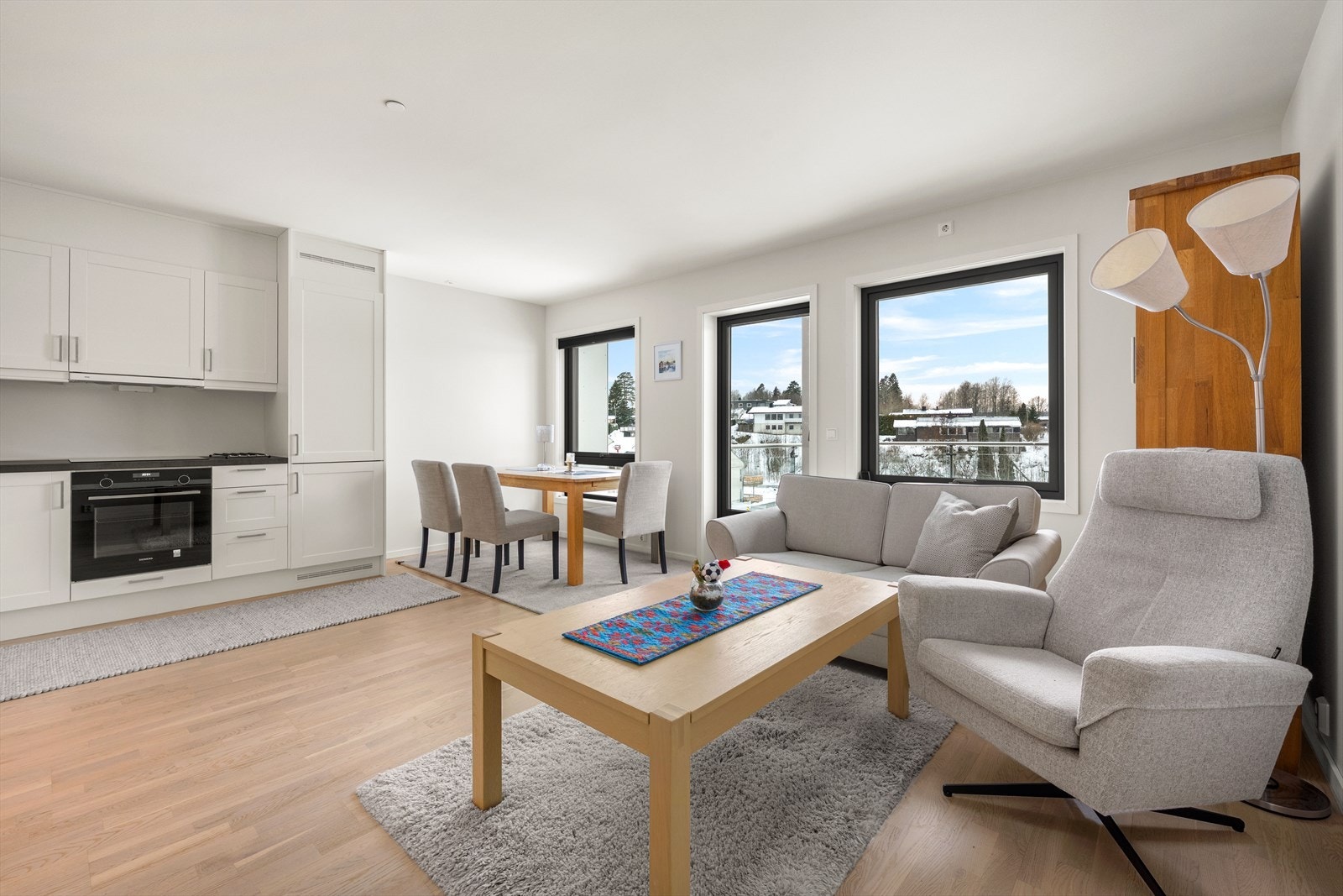 Store vindusflater sikrer godt, naturlig lys. Galleribilde