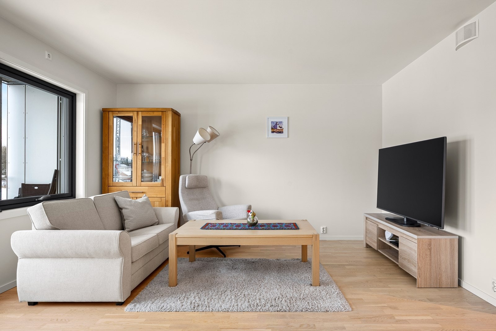 Leiligheten har vannbåren gulvvarme i oppholdsrom som varmekilde. Balansert ventilasjonsanlegg gir et godt innemiljø. Galleribilde