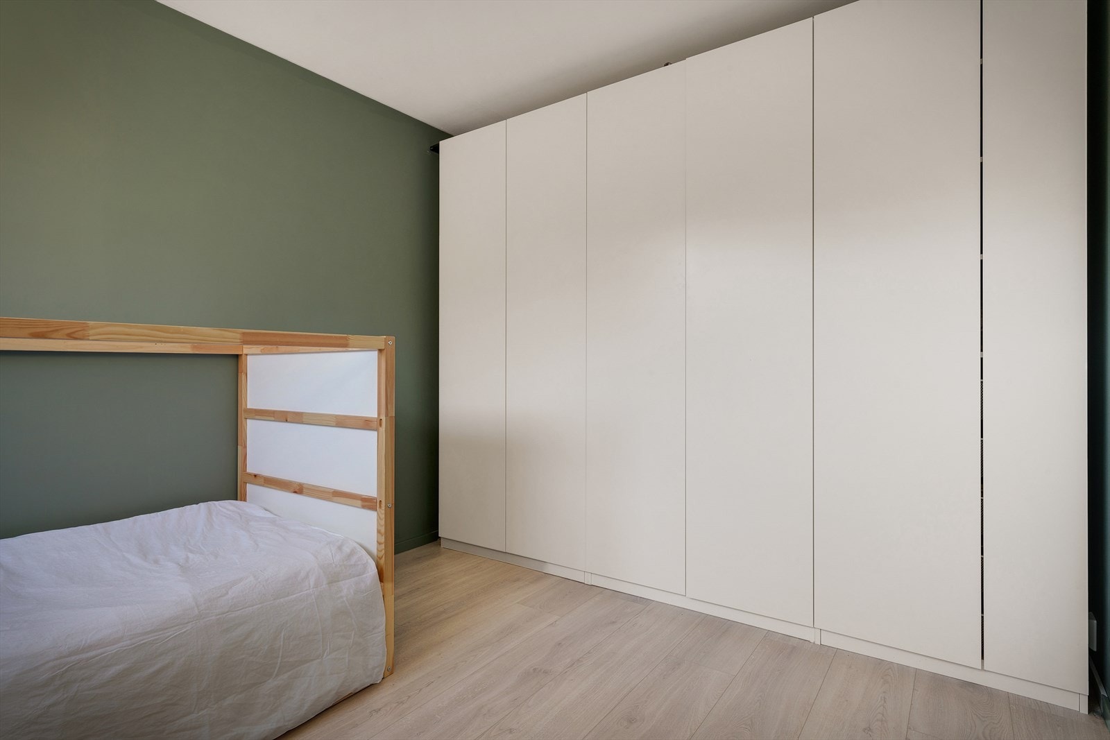 - Meget praktisk garderobeløsning som gir godt med oppbevaringsplass - Galleribilde