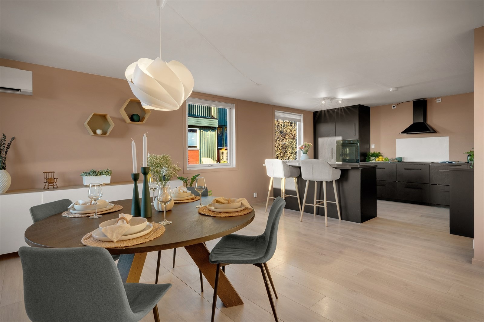 - Med åpen løsning oppleves hele rommet som en sosial sone, hvor du kan holde dialogen gående mens du disker opp til deilig middag - Galleribilde