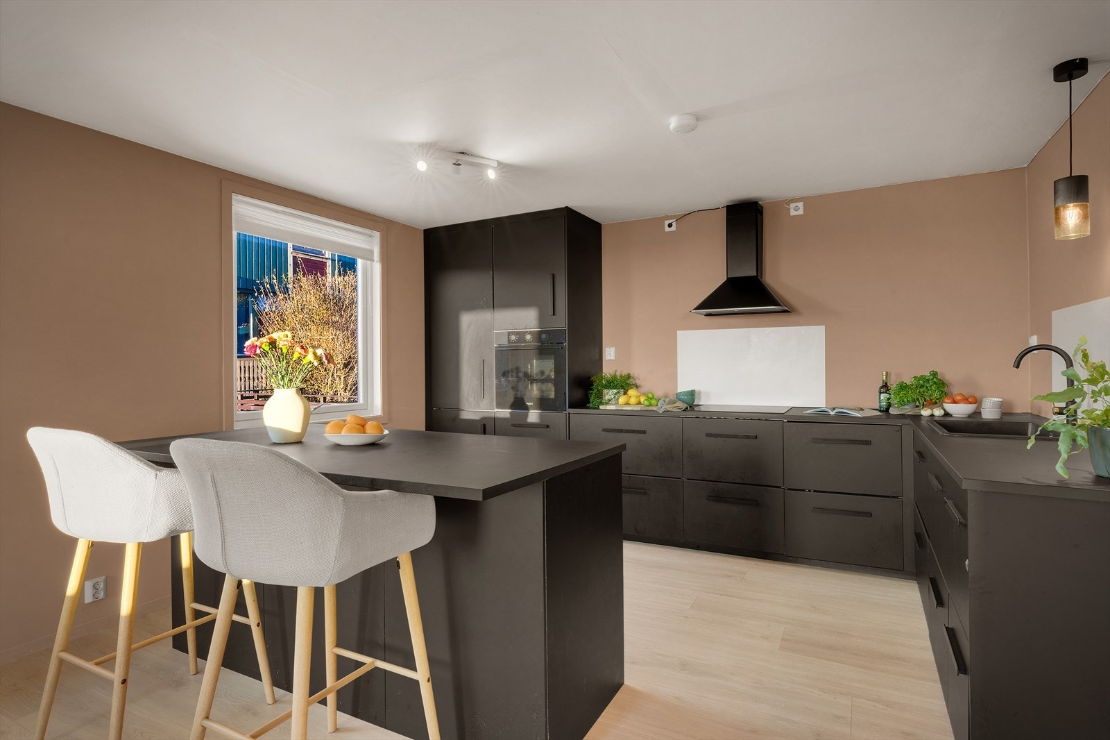 - Kjøkkenet har ny IKEA kjøkkeninnredning fra 2020 med benkeplate av laminat - Galleribilde